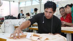 Estudiantes durante los cursos técnicos brindados por Tecnológico Nacional