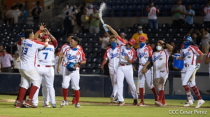 Jugadores de los Indios del Bóer celebrando su triunfo ante los Dantos, en el inicio del Pomares 2021, en el Estadio Nacional de Managua.