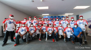Jugadores de los Indios del Bóer desde el Estadio Nacional de Managua durante la entrega de sus indumentarias para el Pomares 2021.
