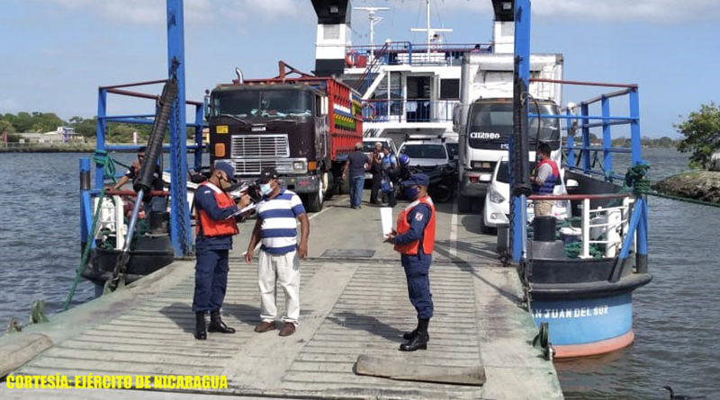 Efectivos militares del Destacamento Naval de Aguas Interiores “Comandante Hilario Sánchez Vásquez” de la Fuerza Naval del Ejército de Nicaragua inspeccionando ferris y embarcaciones en el lagos Cocibolca.