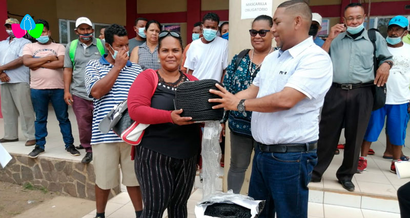 Familias caribeñas reciben bonos pesqueros de manos de autoridades del INPESCA