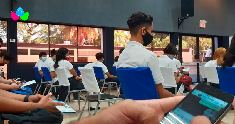 Estudiantes nicaragüenses con sus celulares en la mano aplicando las recomendaciones para hacer uso de un internet mas seguro