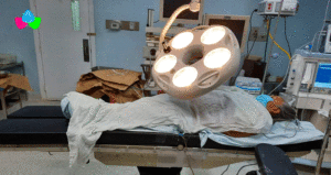 Paciente sobre una mesa del quirófano para ser operado.
