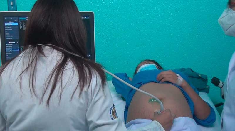 Médico materno fetal durante jornada realizada por el MINSA con mujeres embarazadas