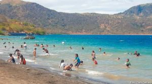 Veraneantes en Laguna de Xiloá