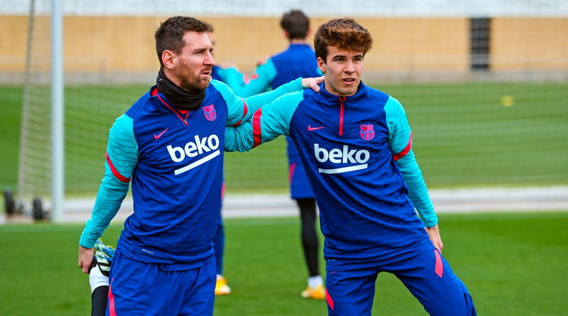 Leo Messi y Riqui Puig durante un entrenamiento con el FC Barcelona.