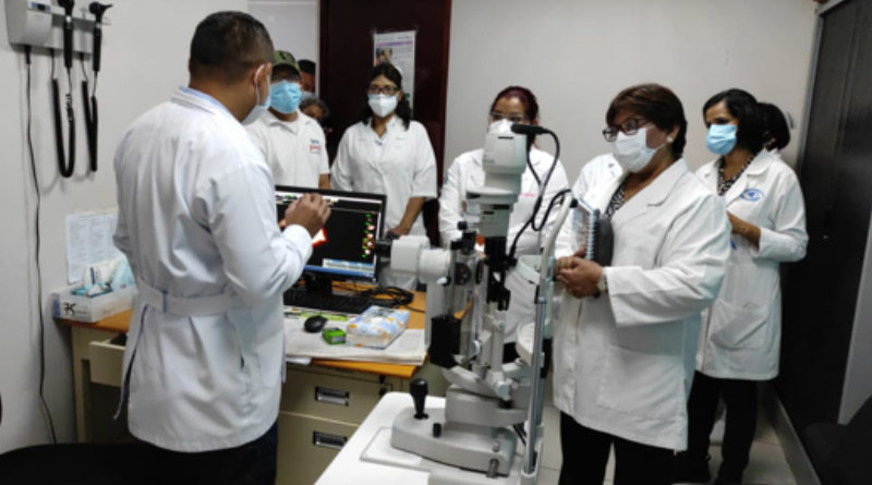 Ministra de salud Martha Reyes visita el Centro Nacional de Oftalmología