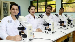 Jóvenes estudiantes de la carrera de medicina de la UNAN