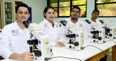 Jóvenes estudiantes de la carrera de medicina de la UNAN