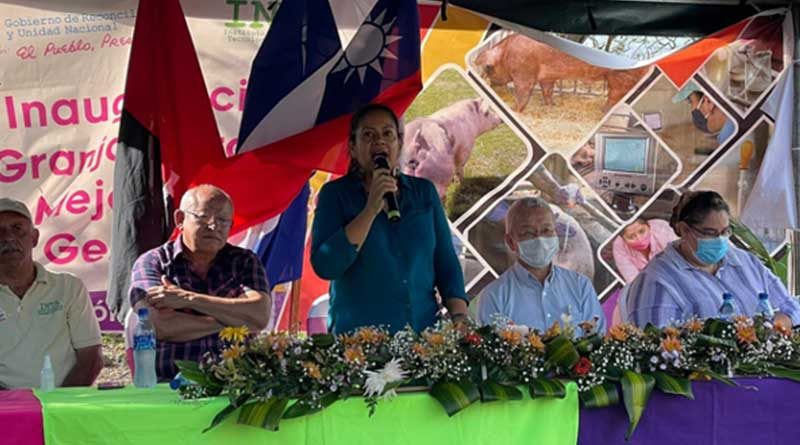 Compañera Claudia Cárdenas, Co-Directora INTA, Señor Iván Lo, Consejero de la Embajador de Taiwán en la Inauguración del Centro de Mejoramiento Genético Porcino, en Camoapa.