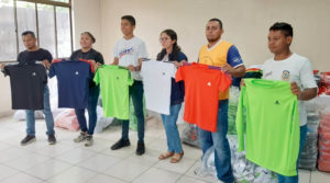 Jóvenes del Movimiento Deportivo Alexis Argüello durante la entrega de uniformes deportivos