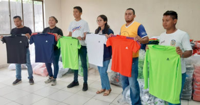 Jóvenes del Movimiento Deportivo Alexis Argüello durante la entrega de uniformes deportivos
