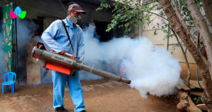 Personal de Ministerio de Salud de Nicaragua fumigando una casa para erradicar mosquitos transmisores de enfermedades.