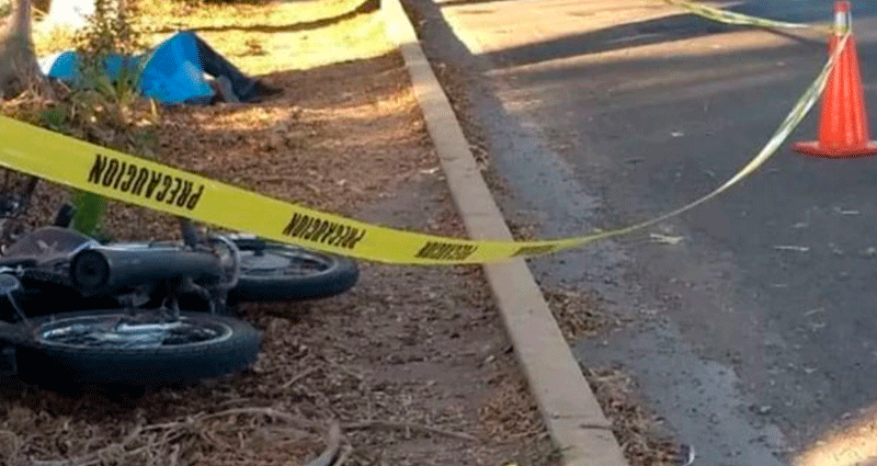 Motocicleta en el suelo, delimitada con línea policial amarilla luego de un accidente de tránsito.