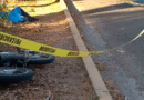 Motocicleta impactada por otra vehículo y línea amarilla de cerco policial