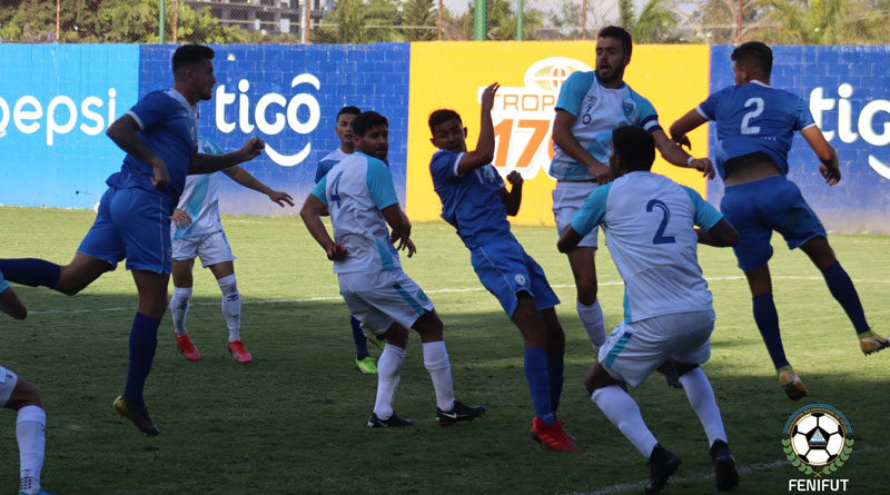 Jugadores de la Selección Nacional de Fútbol de Nicaragua de Juan Vita y Guatemala en juego amistoso.