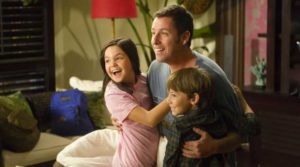 Blailee Madison junto a Adam Sandler y Griffin Gluck en Una esposa de mentira