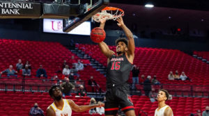 Norchad Omier anotando un punto para Arkansas State en la National Collegiate Athletic Association.