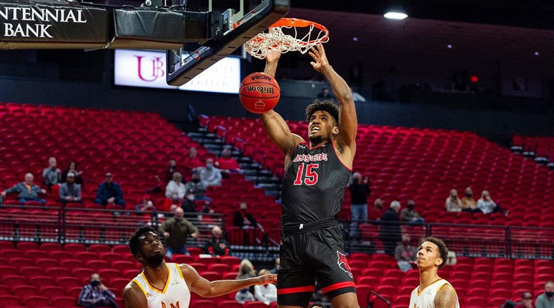 Norchad Omier anotando un punto para Arkansas State en la National Collegiate Athletic Association.