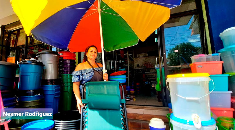Comerciantes del mercado Oriental de Managua oferta sus productos de verano para Semana Santa