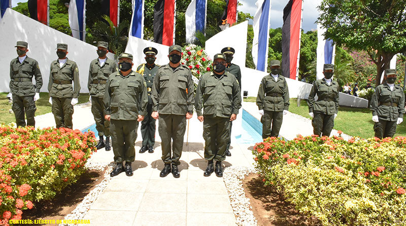 Altos Mandos del Ejército de Nicaragua entregando ofrenda floral ante el monumento del General Augusto C. Sandino.