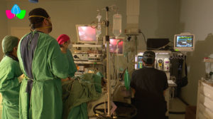 Doctores del Hospital Manolo Morales realizando una cirugía laparoscópica