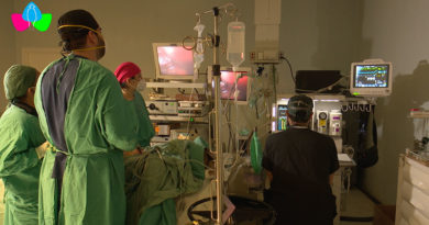 Doctores del Hospital Manolo Morales realizando una cirugía laparoscópica