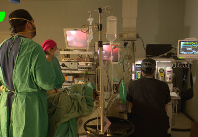Doctores del Hospital Manolo Morales realizando una cirugía laparoscópica