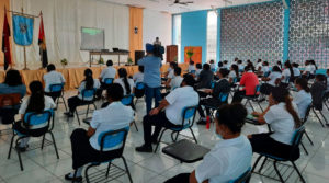 Estudiantes de la Escuela Normal Alesio Blandón, sentados mirando la película Sandino