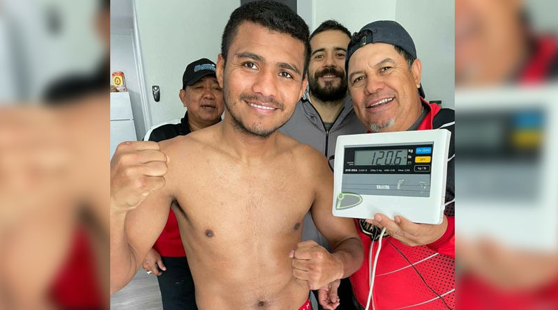 Román "Chocolatito" González durante su segundo pre pesaje exigido por el CMB, previo a su revancha contra el "Gallo" Estrada.