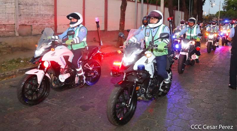 Miembros de la Policía Nacional durante el banderilleado de salida del Plan Especial de Seguridad Escolar