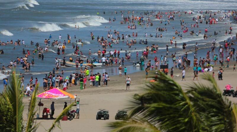 Nicaragüenses visitan las diferentes playas del país durante el verano