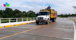 Camión avanzando sobre puente recién construido en Nicaragua