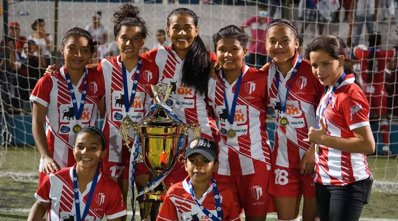 Jugadores del Real Estelí celebrando su triunfo en el torneo de fútbol femenino de primera división ante la UNAN-Managua.