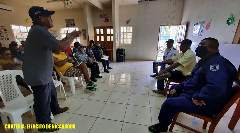 Durante la reunión, el Capitán de Navío Berrios transmitió el saludo del Comandante en Jefe del Ejército de Nicaragua, General de Ejército Julio César Avilés Castillo.