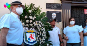 Alcalde de León Roger Guardian, junto con autoridades del Frente Sandinista entregan ofrenda floral al poeta nicaragüense Rubén Darío.