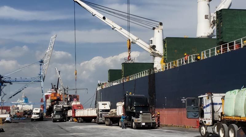 Trabajadores de la Empresa Portuaria Nacional en labores en el Puerto de Corinto