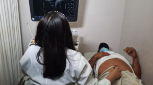 Un paciente es atendido durante la jornada de ultrasonidos realizada en el Hospital Manolo Morales