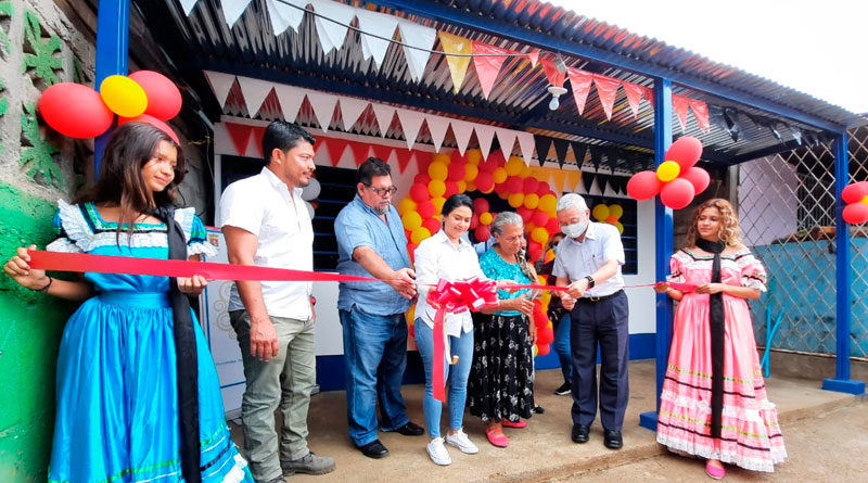 Señora Miriam Torres, junto a representantes de la Alcaldía de Managua y la embajada de Taiwán, en el acto de entrega de su nueva Vivienda Digna.