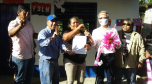 La protagonista Karla Vanessa Silva Hernández junto a las autoridades de la Alcaldía de Managua en la entrega de su vivienda digna.