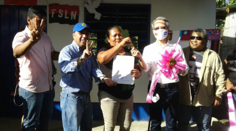 La protagonista Karla Vanessa Silva Hernández junto a las autoridades de la Alcaldía de Managua en la entrega de su vivienda digna.