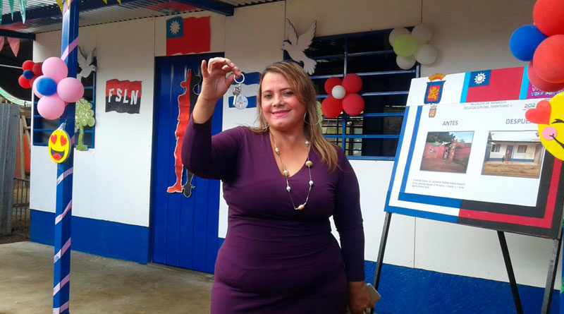 Jackeline Andrea Araya Navarro, habitante del Barrio Nueva Nicaragua, del Distrito V de la Capital, con las llaves de su nueva Vivienda Digna y Segura.