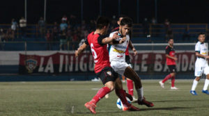 Jugadores del Diriagén FC y el Managua FC durante el clásico capitalino en Managua.