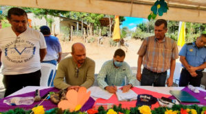 Autoridades del FISE firmando contrato de inicio de proyecto de agua y saneamiento en comunidades de Diriamba