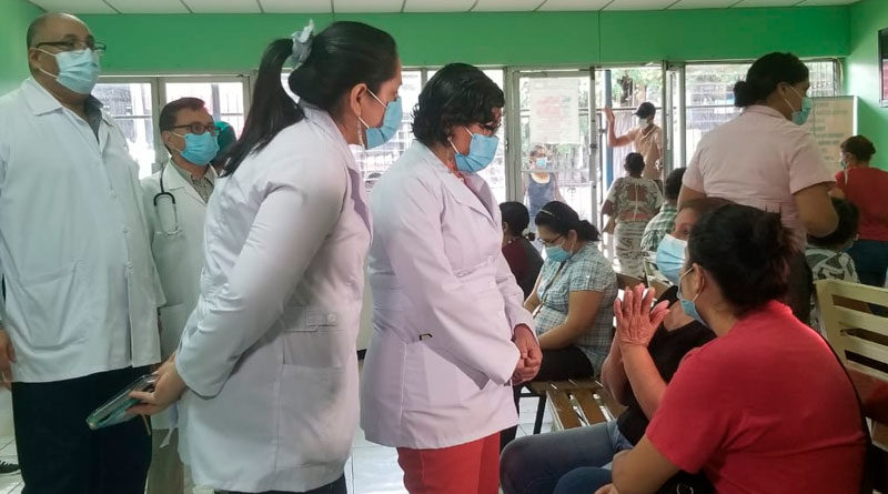 Doctora Carolina Dávila, Asesora Presidencial en temas del SILAIS-Managua, escuchando opiniones y sugerencias de pacientes del hospital Antonio Lenin Fonseca de Managua, Nicaragua.