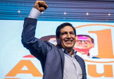 Andrés Arauz, candidato a la presidencia de Ecuador de la alianza Unión por la Esperanza (UNES), saludando alegremente a sus simpatizantes.