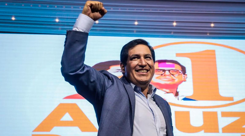 Andrés Arauz, candidato a la presidencia de Ecuador de la alianza Unión por la Esperanza (UNES), saludando alegremente a sus simpatizantes.