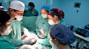 Médicos del Hospital Bertha Calderón de Managua realizan cirugía de espina bífida en el vientre materno.