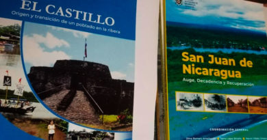 Libros de historia del departamento de Río San Juan de Nicaragua, ubicados sobre una mesa.