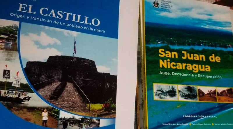 Libros de historia del departamento de Río San Juan de Nicaragua, ubicados sobre una mesa.